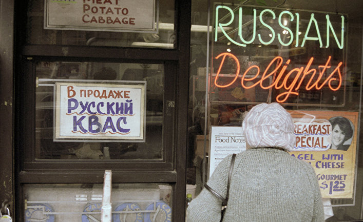 Русская эмигрантка у витрин Брайтона