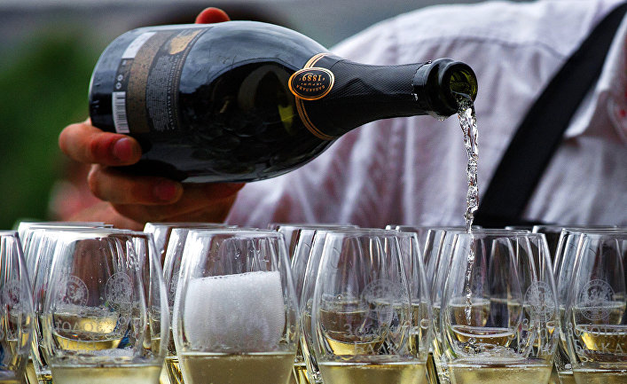 Бокалы с шампанским винодельческой агрофирмы «Золотая Балка»