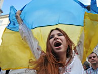 Девушка в вышиванке с флагом Украины Девушка в вышиванке с флагом Украины