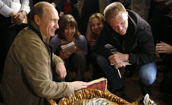 Владимир Путин познакомил журналистов с подаренным ему тигренком