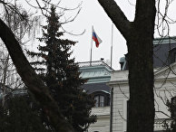 Российский флаг в посольстве России в Праге Российский флаг в посольстве России в Праге