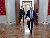 Президент РФ Владимир Путин с мячом после встречи в Кремле с президентом ФИФА Джанни Инфантино