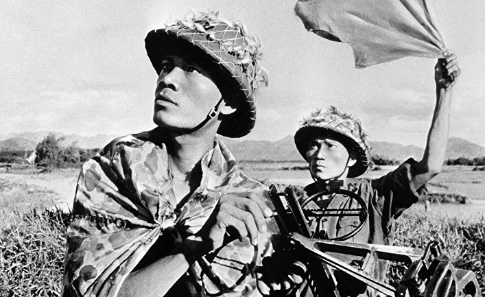 Вьетнамские солдаты возле зенитного орудия во время американской агрессии во Вьетнаме