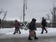 Люди в районе временного пункта пропуска "Станица Луганская" между Украиной и Луганской народной республикой (ЛНР) в районе станицы Луганская. Люди в районе временного пункта пропуска "Станица Луганская" между Украиной и Луганской народной республикой (ЛНР) в районе станицы Луганская.