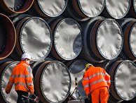 Трубы для строительства газопровода "Северный поток - 2" недалеко от порта Мукран, Германия Трубы для строительства газопровода "Северный поток - 2" недалеко от порта Мукран, Германия