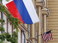 Государственные флаги России и США на здании американского посольства в Москве Государственные флаги России и США на здании американского посольства в Москве