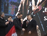 Президент Польши Анджей Дуда приветствует премьер-министра Венгрии Виктора Орбана во время торжественной церемонии юбилея венгерской революции 1956 года. 23 октября 2016 Президент Польши Анджей Дуда приветствует премьер-министра Венгрии Виктора Орбана во время торжественной церемонии юбилея венгерской революции 1956 года. 23 октября 2016