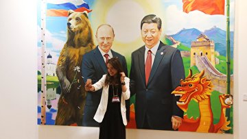 Девушка фотографируется у картины художника Владимира Дубоссарского на открытии X Юбилейного международного фестиваля изобразительных искусств
