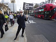 Участник акции протеста против ударов по Сирии в Лондоне Участник акции протеста против ударов по Сирии в Лондоне