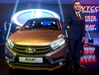 Бу Андерссон у автомобиля Lada X-ray concept на Московском международном автомобильном салоне 2014 Бу Андерссон у автомобиля Lada X-ray concept на Московском международном автомобильном салоне 2014