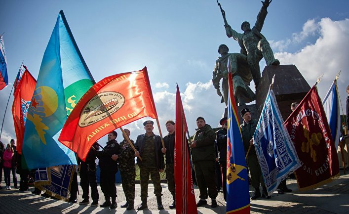 Участники митинга в честь третьей годовщины воссоединения Крыма с Россией на мысе Хрустальный в Севастополе