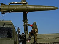 Загрузка ракеты на самоходную пусковую установку ракетного комплекса "Искандер-М" Загрузка ракеты на самоходную пусковую установку ракетного комплекса "Искандер-М"