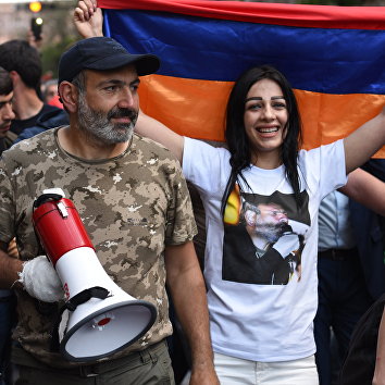 Никол Пашинян на митинге в Ереване в связи с отставкой премьер-министра Сержа Саргсяна Никол Пашинян на митинге в Ереване в связи с отставкой премьер-министра Сержа Саргсяна