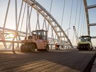 Укладка асфальтобетона на автодорожной арке Крымского моста Укладка асфальтобетона на автодорожной арке Крымского моста