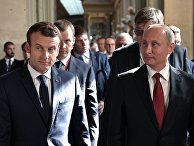 Владимир Путин и Эммануэль Макрон во время осмотра выставки "Петр I. Царь во Франции. 1717 год." 29 мая 2017 Владимир Путин и Эммануэль Макрон во время осмотра выставки "Петр I. Царь во Франции. 1717 год." 29 мая 2017