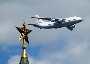 Самолет АН-124-100 во время репетиции воздушной части военного парада в Москве в ознаменование 70-летия Победы в Великой Отечественной войне Самолет АН-124-100 во время репетиции воздушной части военного парада в Москве в ознаменование 70-летия Победы в Великой Отечественной войне