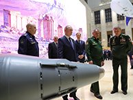 Президент РФ Владимир Путин осматривает тематическую выставку, посвященную итогам операции в Сирии. 30 января 2018 Президент РФ Владимир Путин осматривает тематическую выставку, посвященную итогам операции в Сирии. 30 января 2018