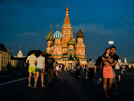 Горожане и туристы на Красной площади в Москве Горожане и туристы на Красной площади в Москве