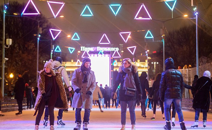 Отдыхающие на открытии "Стрит-катка" в Парке Горького в Москве