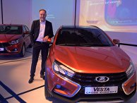 Дизайнер компании АвтоВАЗ Стив Маттин у автомобиля Лада Веста на открытии первой Московской биеннале дизайна и 23-ей выставки маркетинговых коммуникаций "Дизайн и реклама" в Центральном доме художника в Москве
