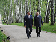 Владимир Путин и Алексей Дюмин во время посещения Государственного заповедника «Музей-усадьба Л. Н. Толстого „Ясная Поляна“». Владимир Путин и Алексей Дюмин во время посещения Государственного заповедника «Музей-усадьба Л. Н. Толстого „Ясная Поляна“».