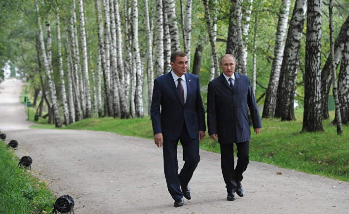 Владимир Путин и Алексей Дюмин во время посещения Государственного заповедника «Музей-усадьба Л. Н. Толстого „Ясная Поляна“».