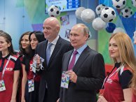Президент РФ Владимир Путин и президент FIFA Джанни Инфантино во время посещения в Сочи Центра выдачи паспортов болельщиков чемпионата мира по футболу 2018 в России. 3 мая 2018 года Президент РФ Владимир Путин и президент FIFA Джанни Инфантино во время посещения в Сочи Центра выдачи паспортов болельщиков чемпионата мира по футболу 2018 в России. 3 мая 2018 года