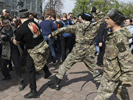 Бойцы национально-освободительного движения во время столкновений с митингующими во время акции протеста в Москве Бойцы национально-освободительного движения во время столкновений с митингующими во время акции протеста в Москве