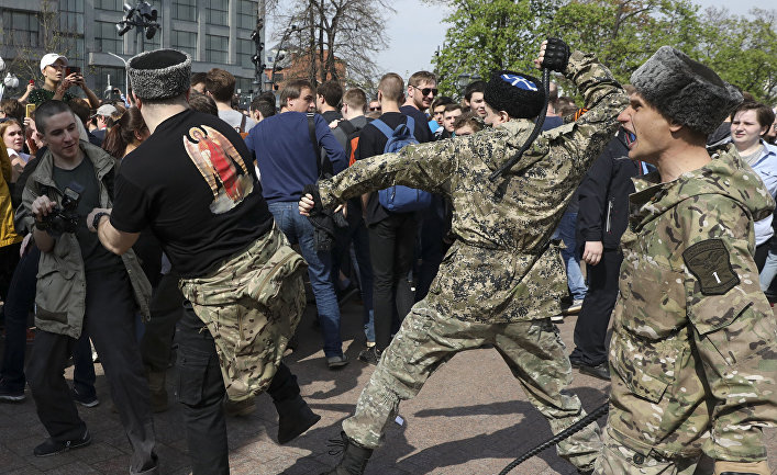 Бойцы национально-освободительного движения во время столкновений с митингующими во время акции протеста в Москве