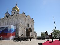 Избранный президент РФ Владимир Путин принимает парад Президентского полка на Соборной площади Московского Кремля. 7 мая 2018 Избранный президент РФ Владимир Путин принимает парад Президентского полка на Соборной площади Московского Кремля. 7 мая 2018