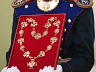 Солдат Президентского полка вносит знак президента РФ на церемонии инаугурации президента РФ Владимира Путина. 7 мая 2018 Солдат Президентского полка вносит знак президента РФ на церемонии инаугурации президента РФ Владимира Путина. 7 мая 2018