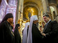 Президент Украины Петр Порошенко (справа) во время молитвы за Украину в Софийском соборе в Киеве. Президент Украины Петр Порошенко (справа) во время молитвы за Украину в Софийском соборе в Киеве.