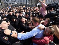 Задержание оппозиционера Алексея Навального во время несанкционированного митинга в Москве. 5 мая 2018