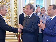 Избранный президент РФ Владимир Путин, председатель правительства РФ Дмитрий Медведев и экс-канцлер Германии Герхард Шредер во время церемонии инаугурации в Кремле. 7 мая 2018