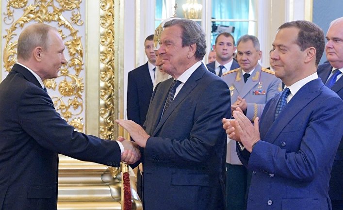Избранный президент РФ Владимир Путин, председатель правительства РФ Дмитрий Медведев и экс-канцлер Германии Герхард Шредер во время церемонии инаугурации в Кремле. 7 мая 2018