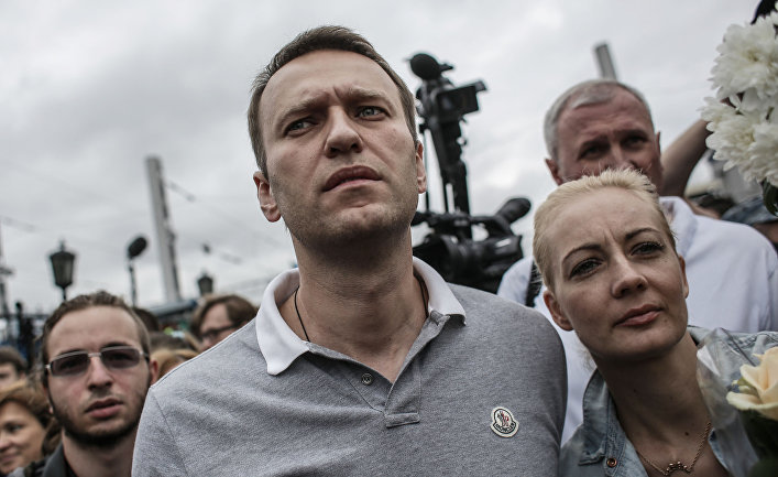 кандидат в мэры Москвы Алексей Навальный с супругой Юлией на Ярославском вокзале