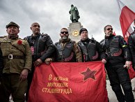 Участники мотоклуба "Ночные волки" у Мемориала павшим советским воинам в Тиргартене в Берлине Участники мотоклуба "Ночные волки" у Мемориала павшим советским воинам в Тиргартене в Берлине