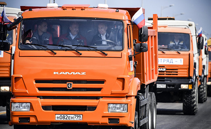 Президент РФ Владимир Путин за рулем головной автомашины «Камаз»