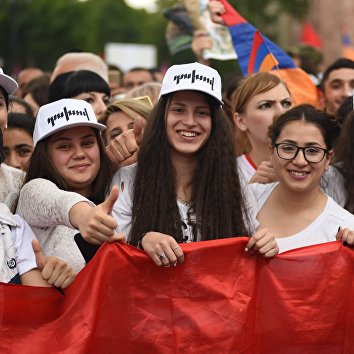 Сторонники Никола Пашиняна радуются его избранию на пост премьер-министра Армении. 8 мая 2018 Сторонники Никола Пашиняна радуются его избранию на пост премьер-министра Армении. 8 мая 2018