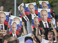 Жители Белграда с портретами президента России Владимира Путина Жители Белграда с портретами президента России Владимира Путина