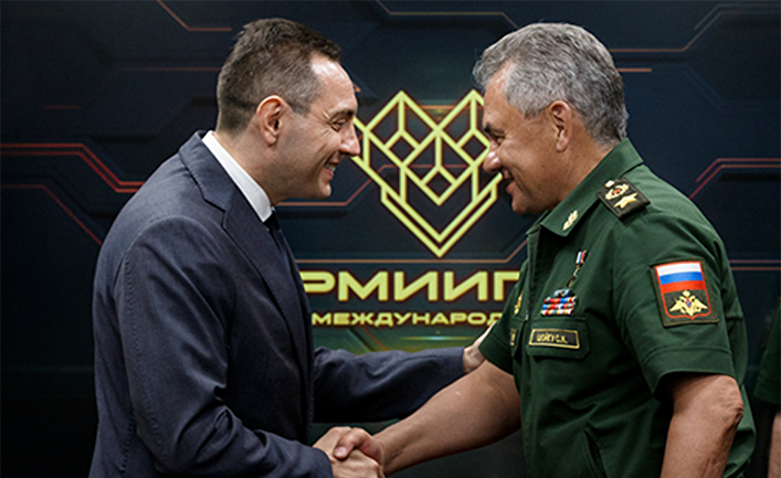 Глава минобороны Сербии Александр Вулин и министр обороны РФ генерал армии Сергей Шойгу. 12 августа 2017