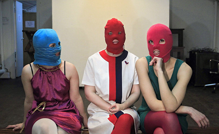 Участники российской феминистской панк-рок-группы Pussy Riot дают интервью Associated Press в Москве