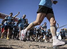 Участники марафона в пустыне Сахара Участники марафона в пустыне Сахара