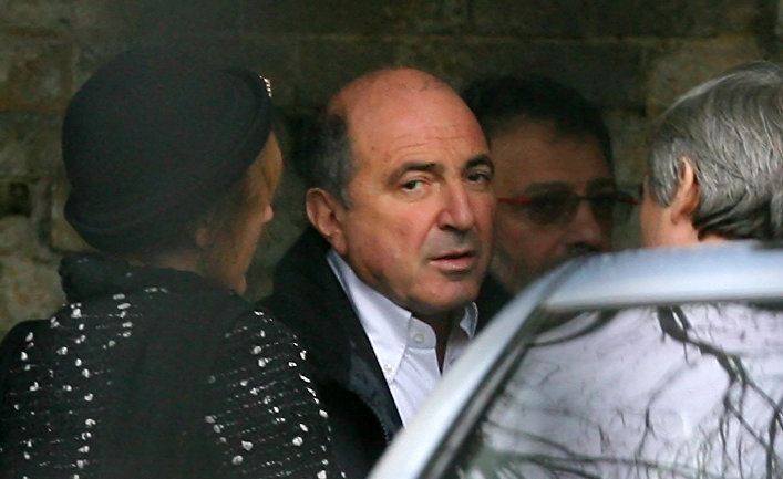 Борис Березовский на похоронах Александра Литвиненко на кладбище Хайгейт в Лондоне