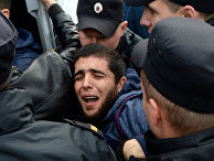Российские полицейские задержали участника несанкционированного митинга на Дворцовой площади в Санкт-Петербурге Российские полицейские задержали участника несанкционированного митинга на Дворцовой площади в Санкт-Петербурге