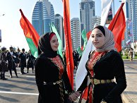 Гости в национальных костюмах во время открытия парка цветов у высотного комплекса "Грозный сити" в Грозном, приуроченного ко дню чеченской женщины Гости в национальных костюмах во время открытия парка цветов у высотного комплекса "Грозный сити" в Грозном, приуроченного ко дню чеченской женщины