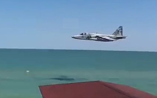Украинский Су-25 пронесся над пляжем Украинский Су-25 пронесся над пляжем