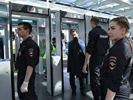Сотрудники полиции досматривают болельщиков перед матчем открытия Кубка конфедераций-2017 на стадионе «Санкт-Петербург Арена» Сотрудники полиции досматривают болельщиков перед матчем открытия Кубка конфедераций-2017 на стадионе «Санкт-Петербург Арена»