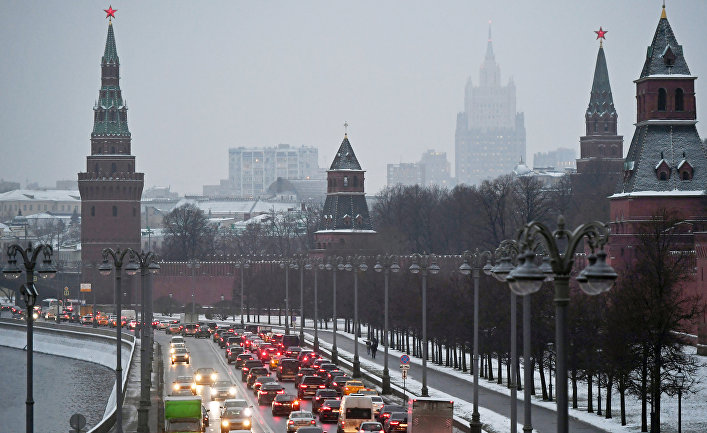 Автомобильное движение на Кремлевской набережной в Москве
