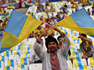 Украинский болельщик перед матчем группового этапа чемпионата Европы по футболу - 2016 между сборными командами Украины и Польши. Украинский болельщик перед матчем группового этапа чемпионата Европы по футболу - 2016 между сборными командами Украины и Польши.